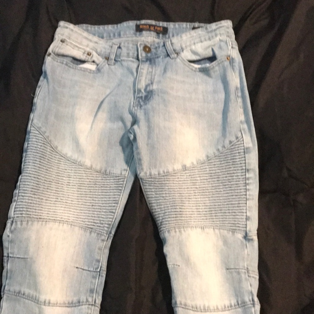Skinny jeans. W/ moto jeans design